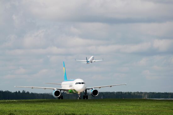 Самолеты на взлетной полосе