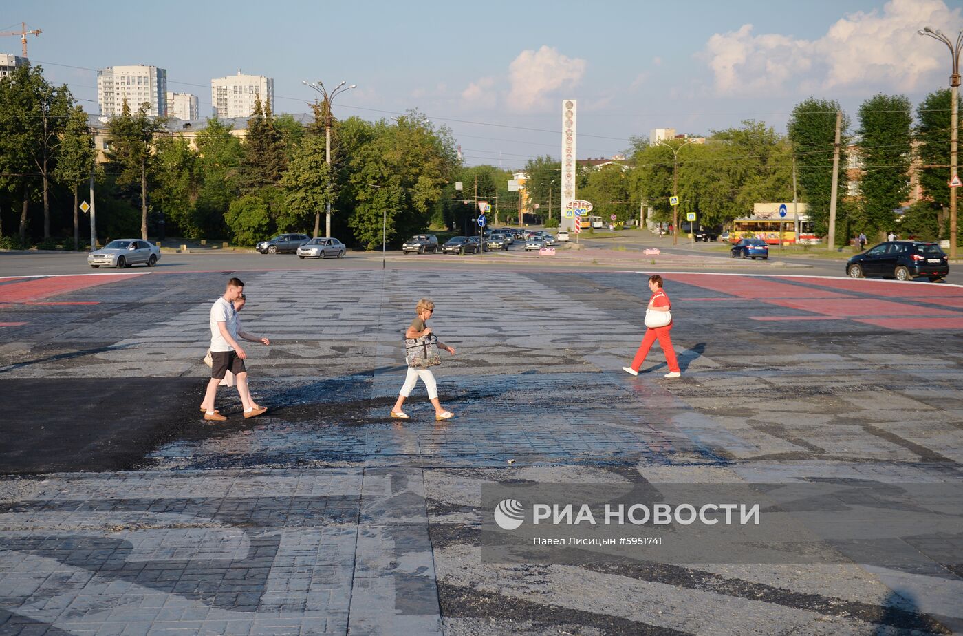 В Екатеринбурге закатали в асфальт часть граффити Покраса Лампаса