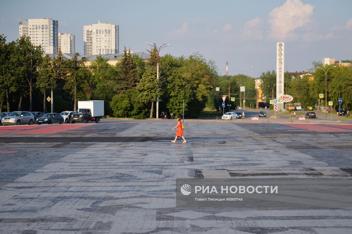 В Екатеринбурге закатали в асфальт часть граффити Покраса Лампаса