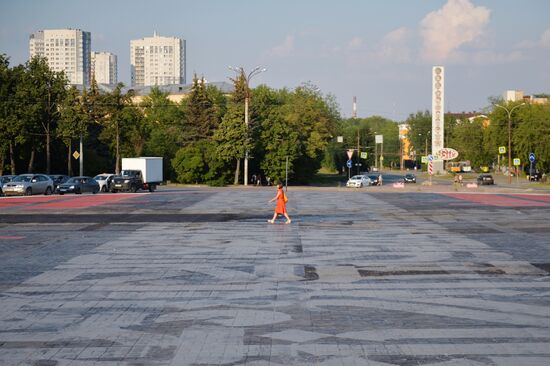 В Екатеринбурге закатали в асфальт часть граффити Покраса Лампаса