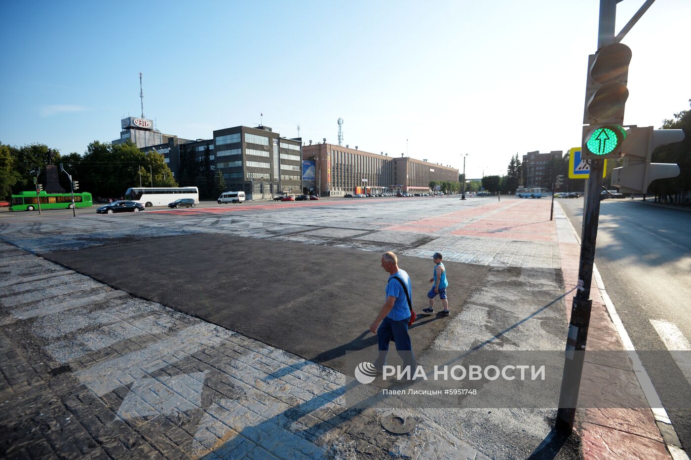 В Екатеринбурге закатали в асфальт часть граффити Покраса Лампаса