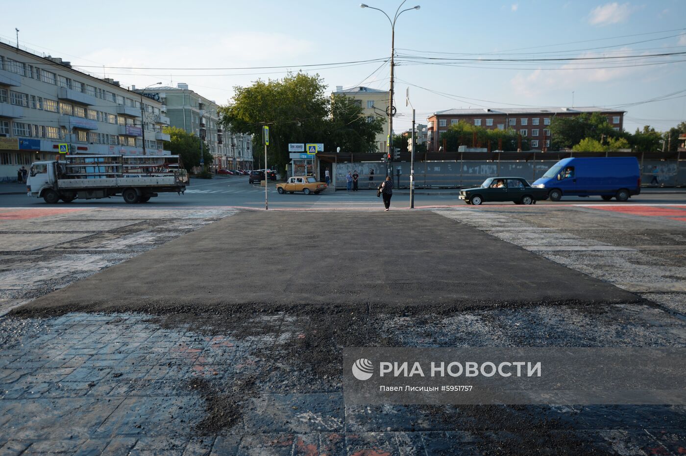 В Екатеринбурге закатали в асфальт часть граффити Покраса Лампаса