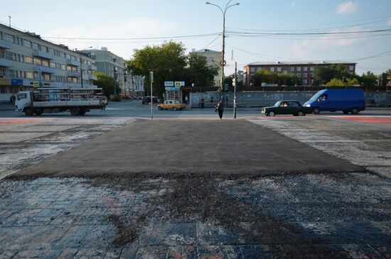 В Екатеринбурге закатали в асфальт часть граффити Покраса Лампаса