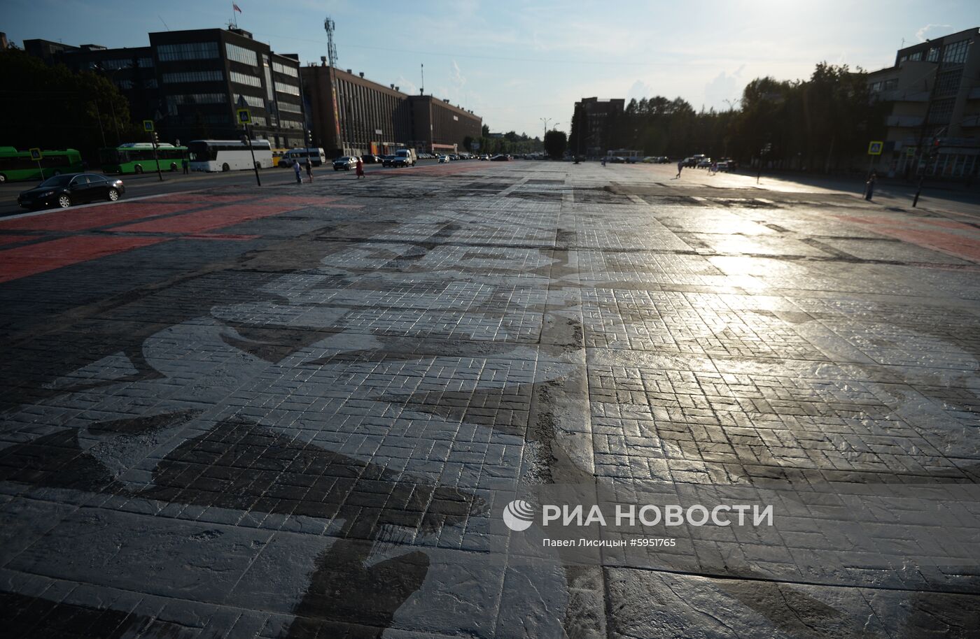 В Екатеринбурге закатали в асфальт часть граффити Покраса Лампаса