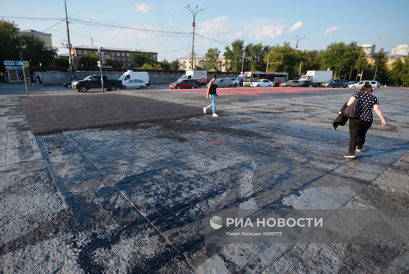 В Екатеринбурге закатали в асфальт часть граффити Покраса Лампаса