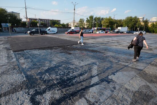 В Екатеринбурге закатали в асфальт часть граффити Покраса Лампаса