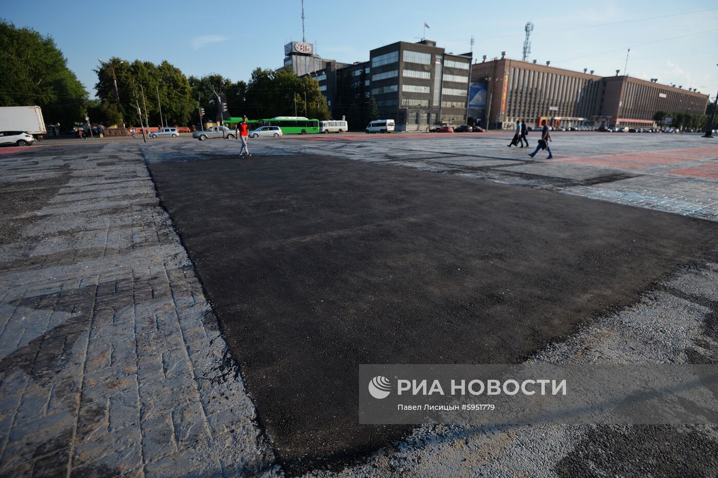 В Екатеринбурге закатали в асфальт часть граффити Покраса Лампаса