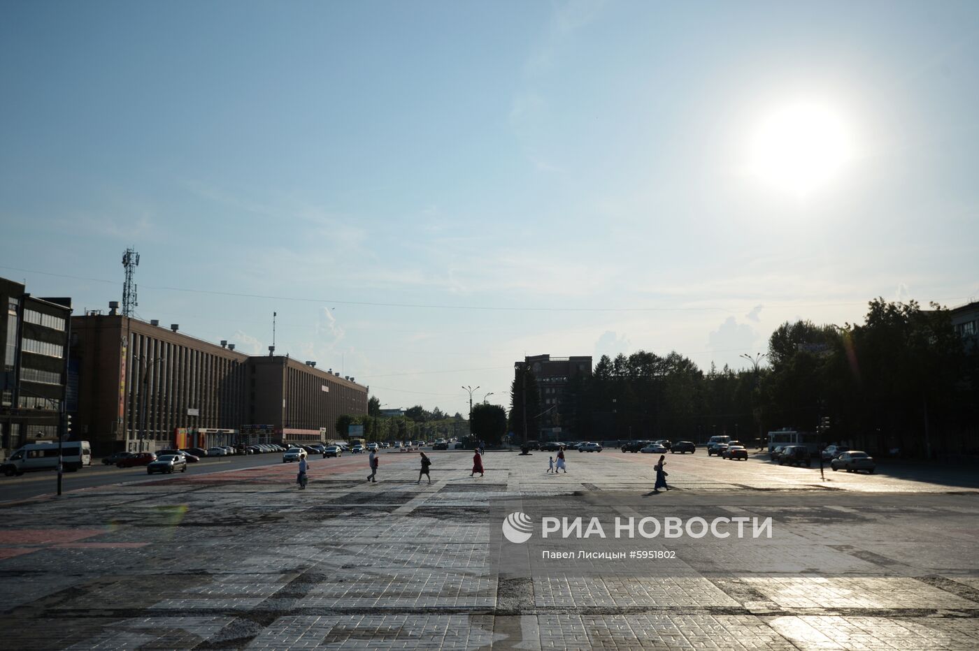 В Екатеринбурге закатали в асфальт часть граффити Покраса Лампаса