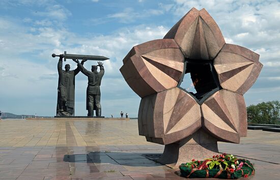 Монумент "Тыл - Фронту" в Магнитогорске