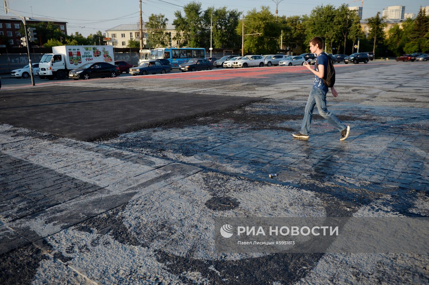 В Екатеринбурге закатали в асфальт часть граффити Покраса Лампаса