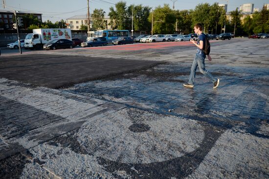 В Екатеринбурге закатали в асфальт часть граффити Покраса Лампаса
