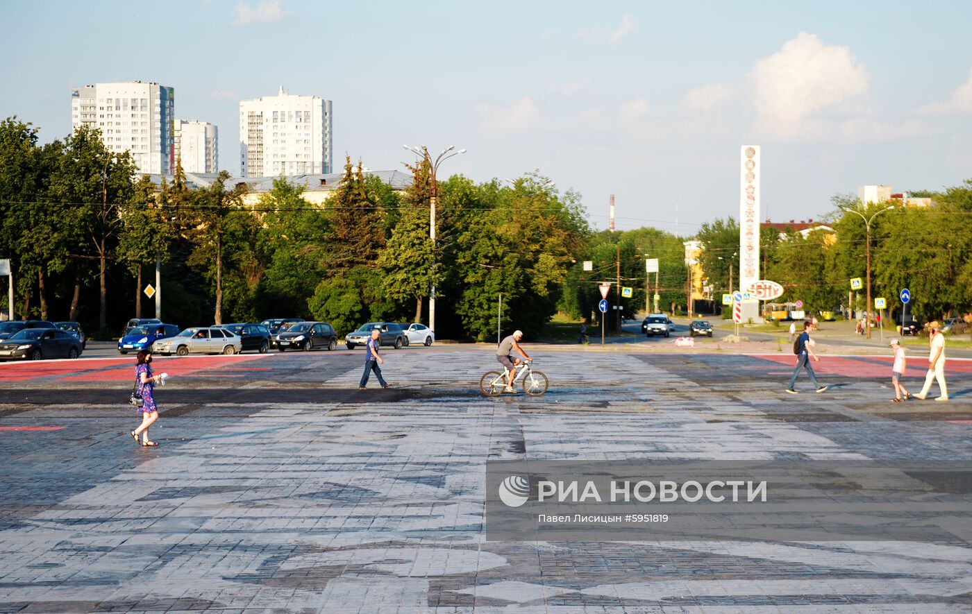 В Екатеринбурге закатали в асфальт часть граффити Покраса Лампаса