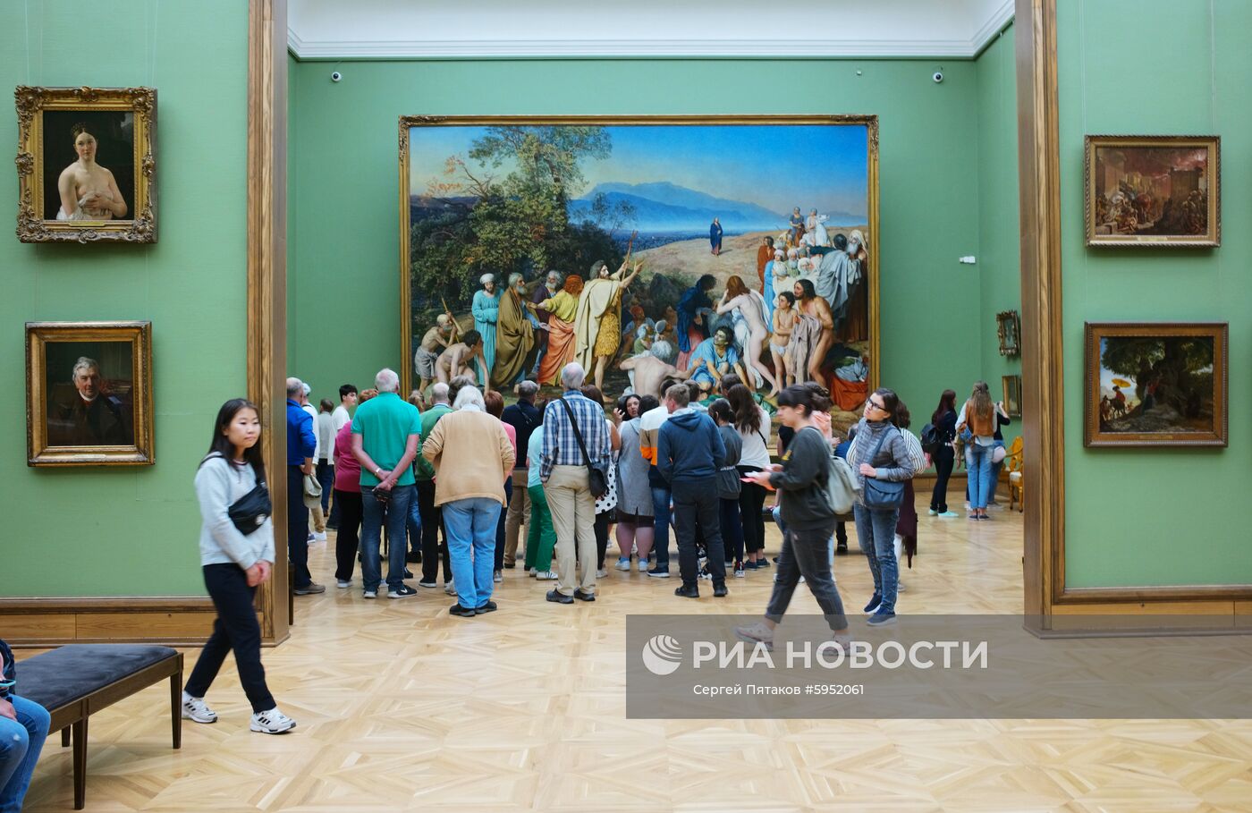 Иностранные туристы в Третьяковской галерее
