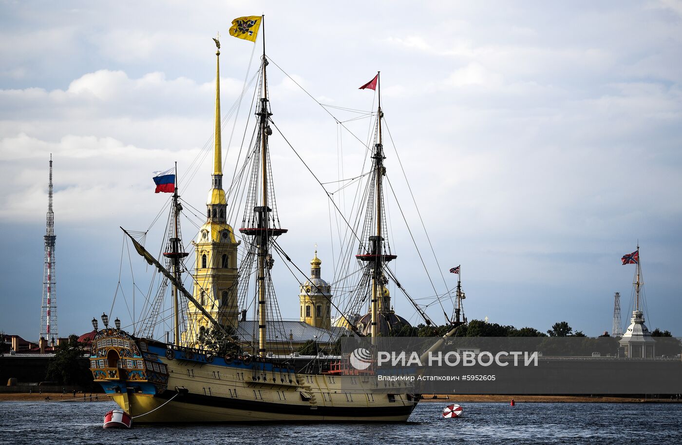 Парусник "Полтава" пришвартовался в центре Петербурга