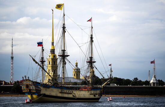 Парусник "Полтава" пришвартовался в центре Петербурга