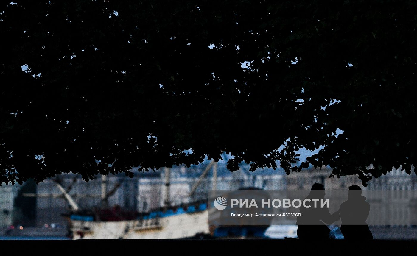 Парусник "Полтава" пришвартовался в центре Петербурга