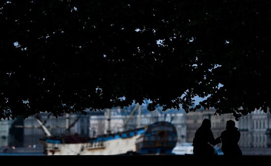 Парусник "Полтава" пришвартовался в центре Петербурга