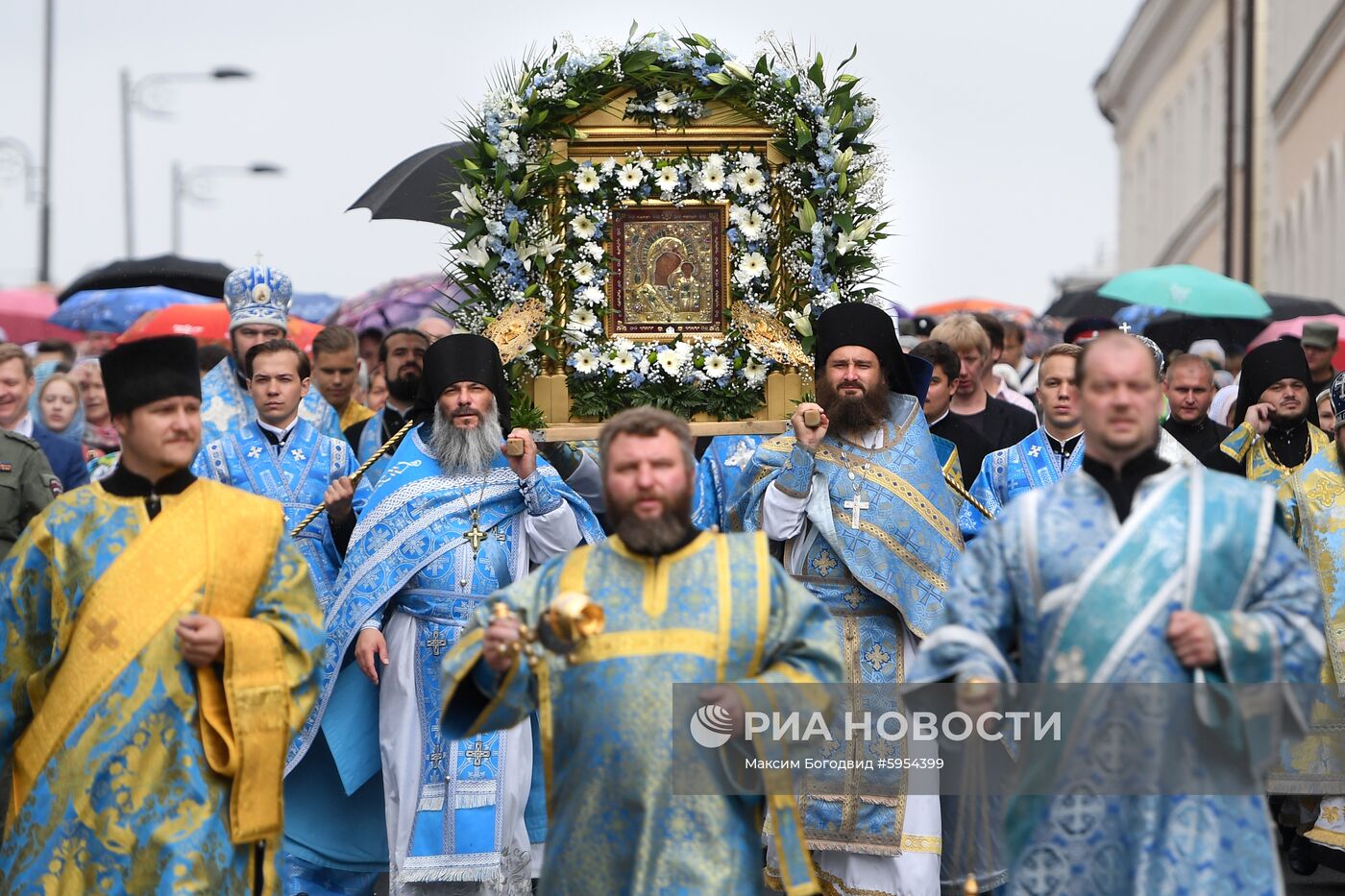 Крестный ход с иконой Казанской Божьей Матери