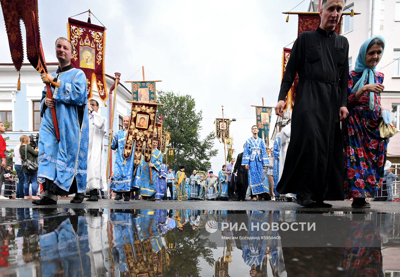 Крестный ход с иконой Казанской Божьей Матери