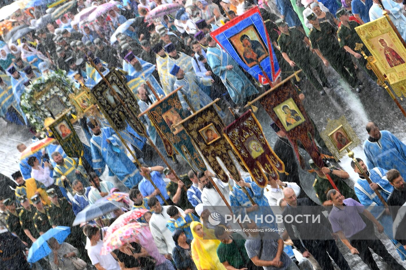 Крестный ход с иконой Казанской Божьей Матери