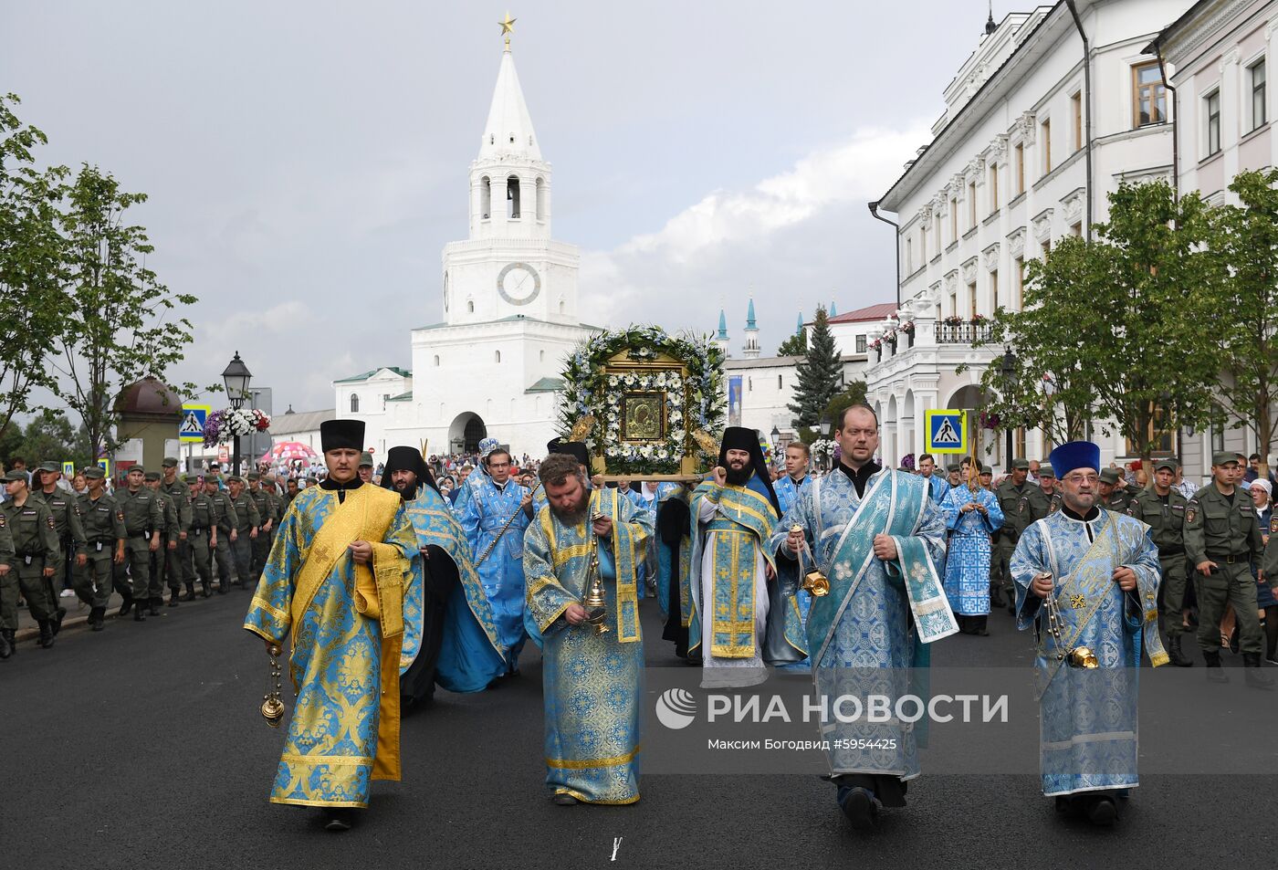 Крестный ход с иконой Казанской Божьей Матери