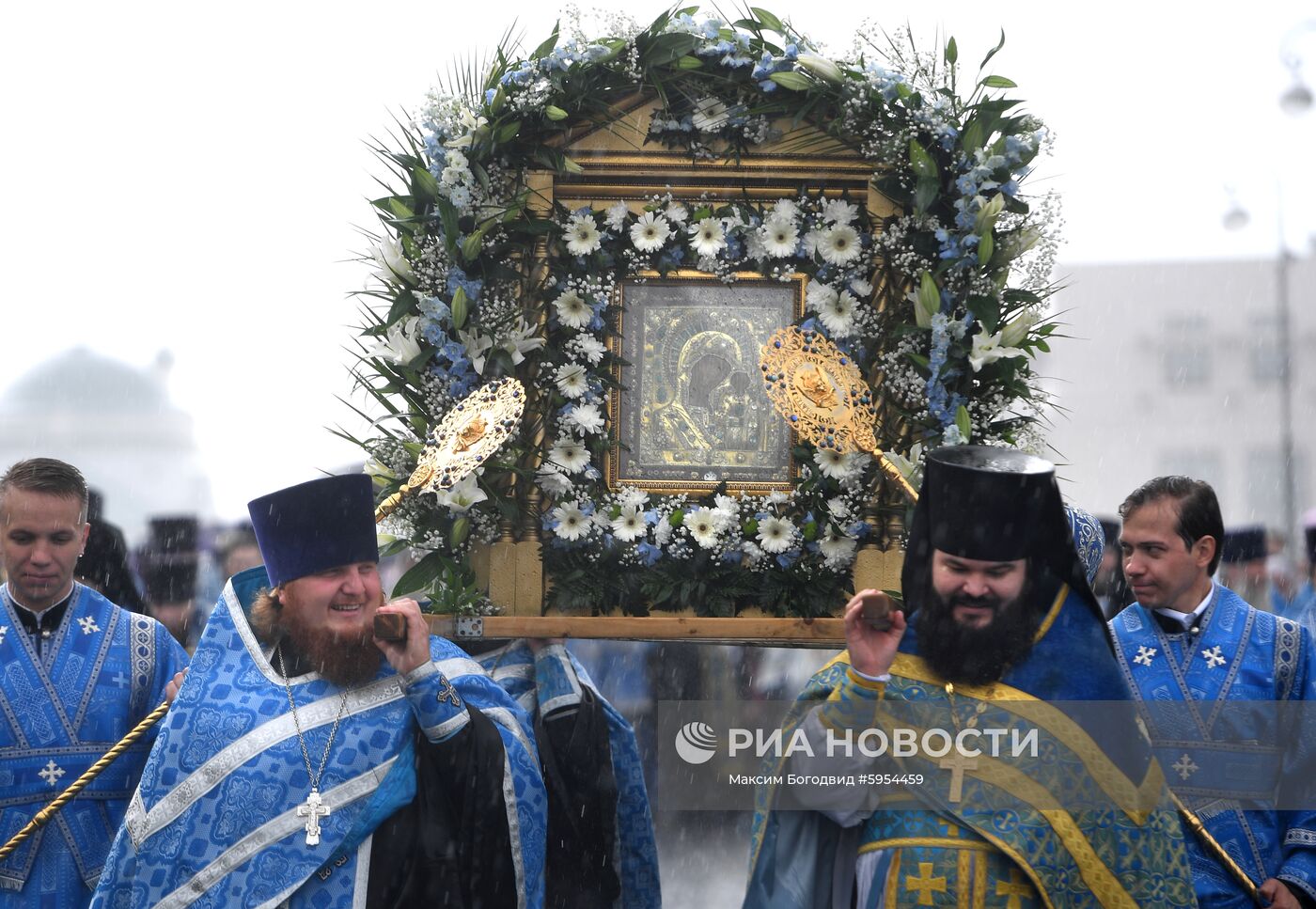 Крестный ход с иконой Казанской Божьей Матери