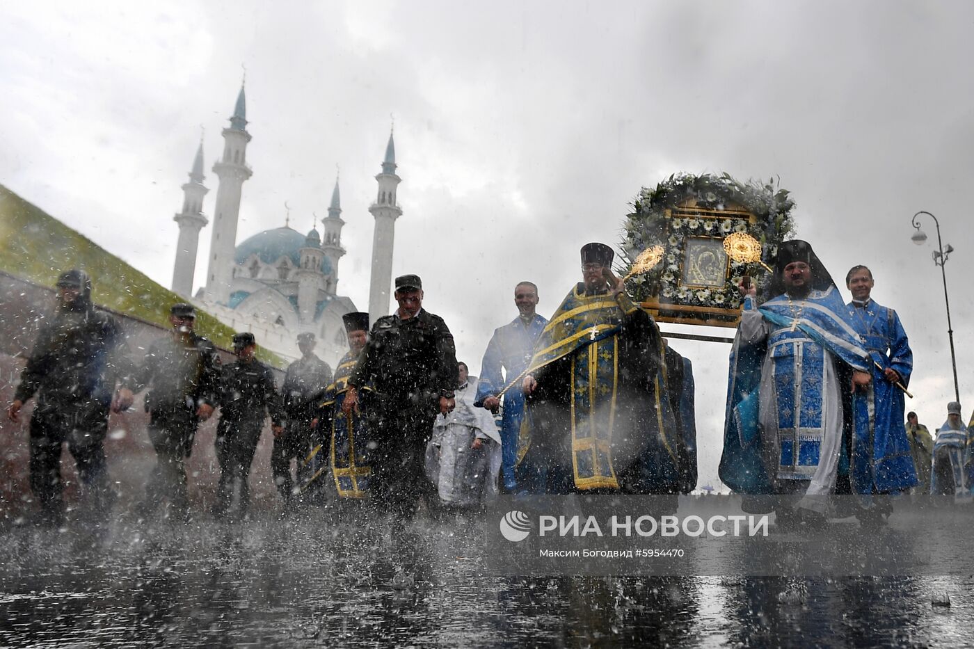 Крестный ход с иконой Казанской Божьей Матери