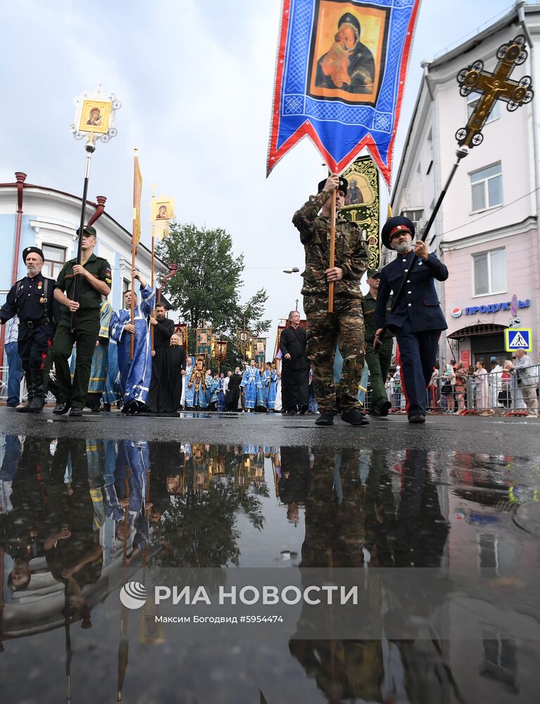 Крестный ход с иконой Казанской Божьей Матери