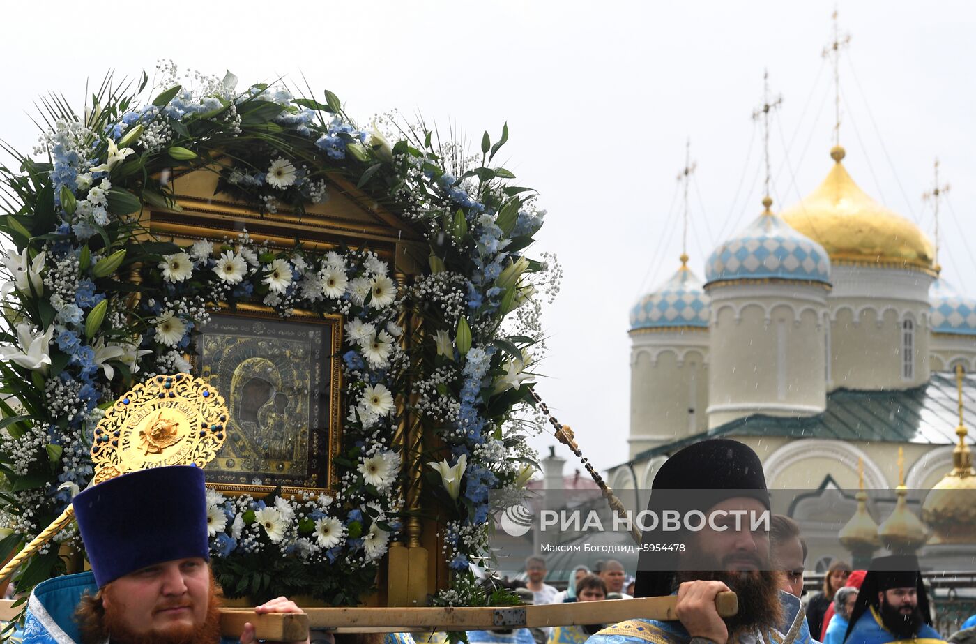 Крестный ход с иконой Казанской Божьей Матери