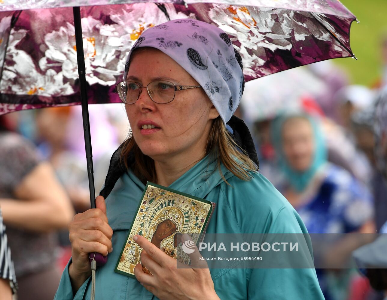 Крестный ход с иконой Казанской Божьей Матери