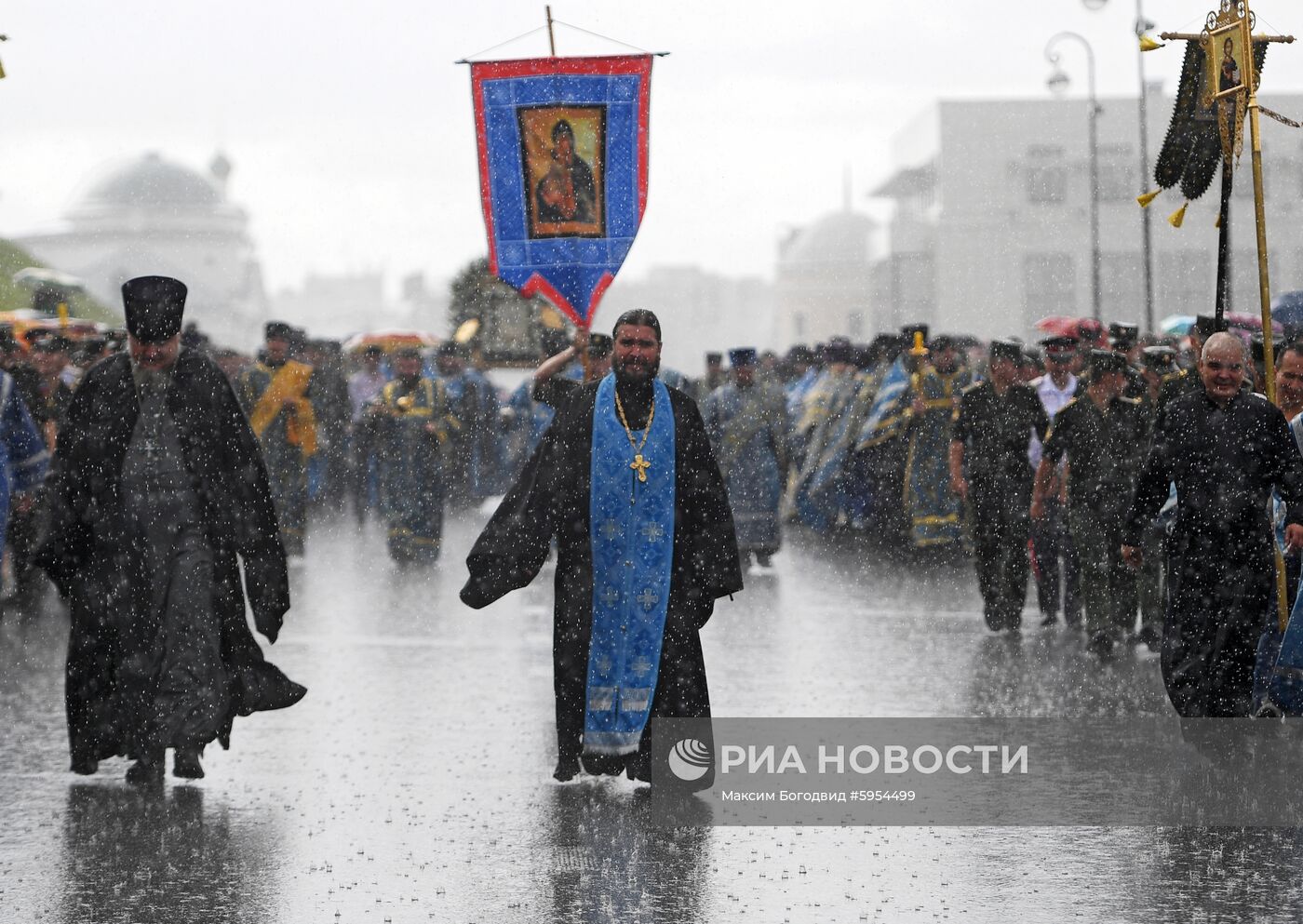 Крестный ход с иконой Казанской Божьей Матери