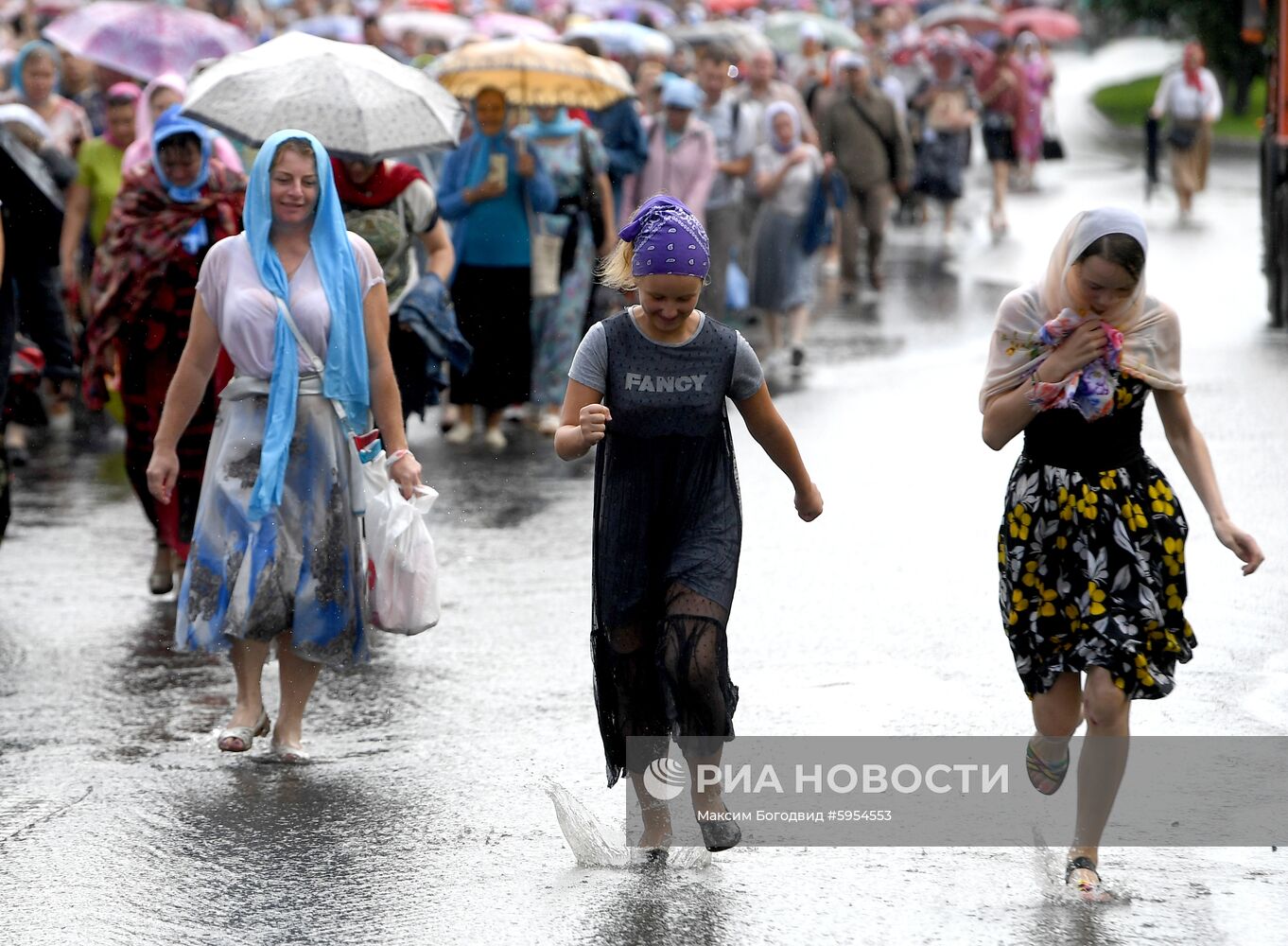 Крестный ход с иконой Казанской Божьей Матери