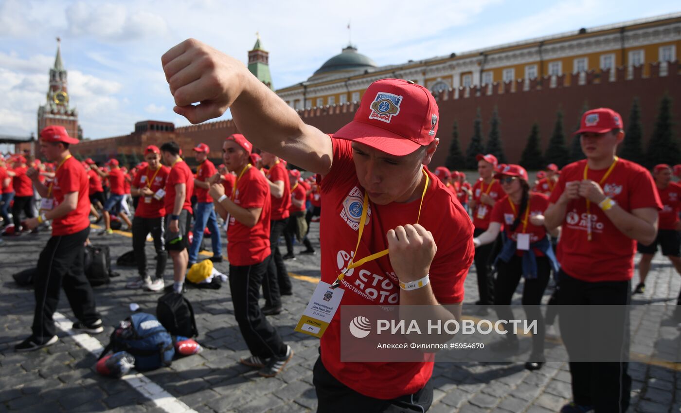 Массовая тренировка по боксу на Красной площади