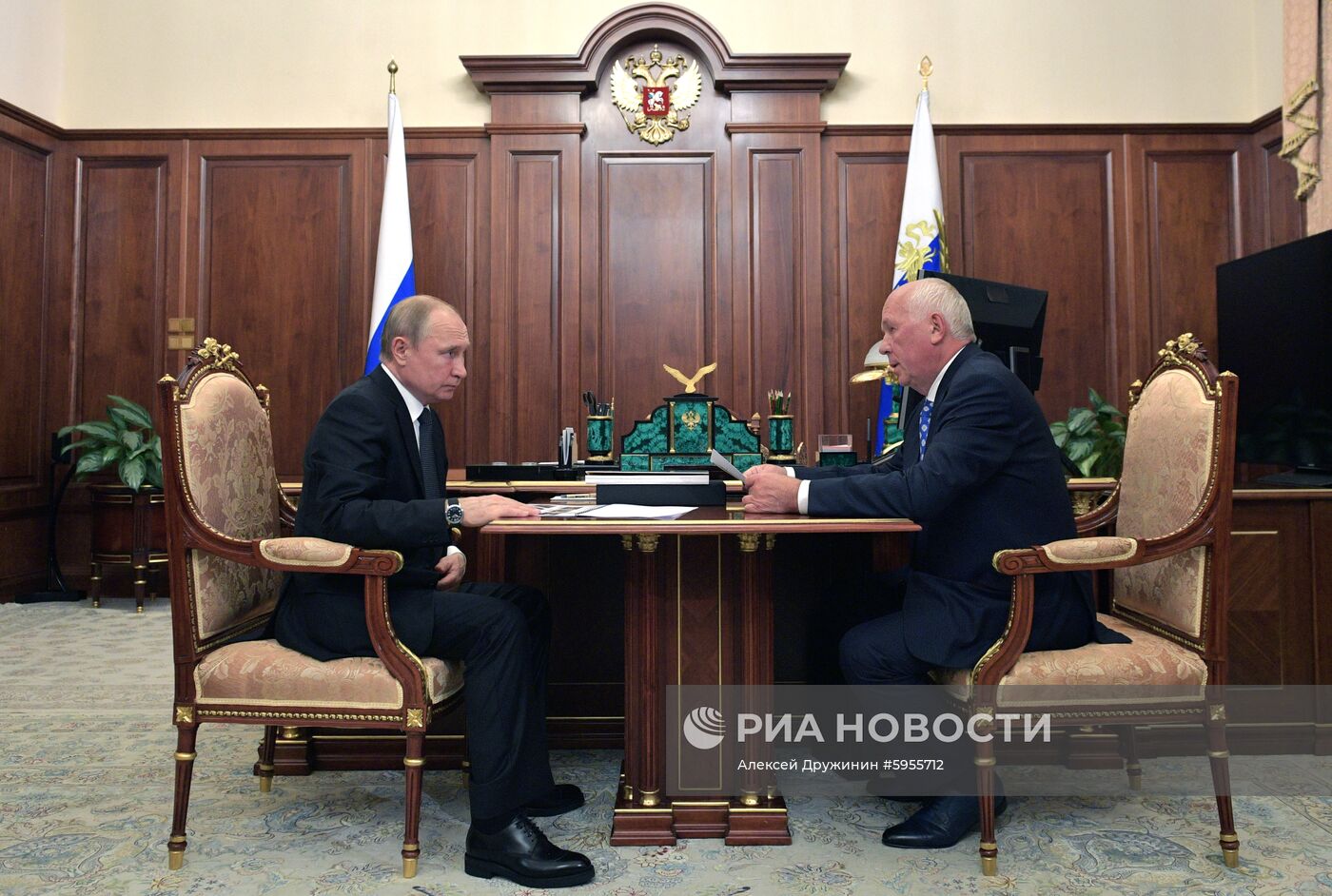 Президент РФ В. Путин встретился с главой "Ростеха" С. Чемезовым