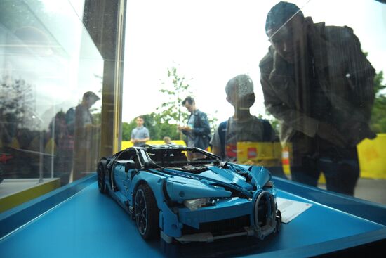 Экспозиция автомобилей LEGO в парке Горького