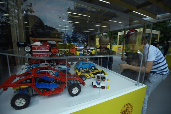 Экспозиция автомобилей LEGO в парке Горького