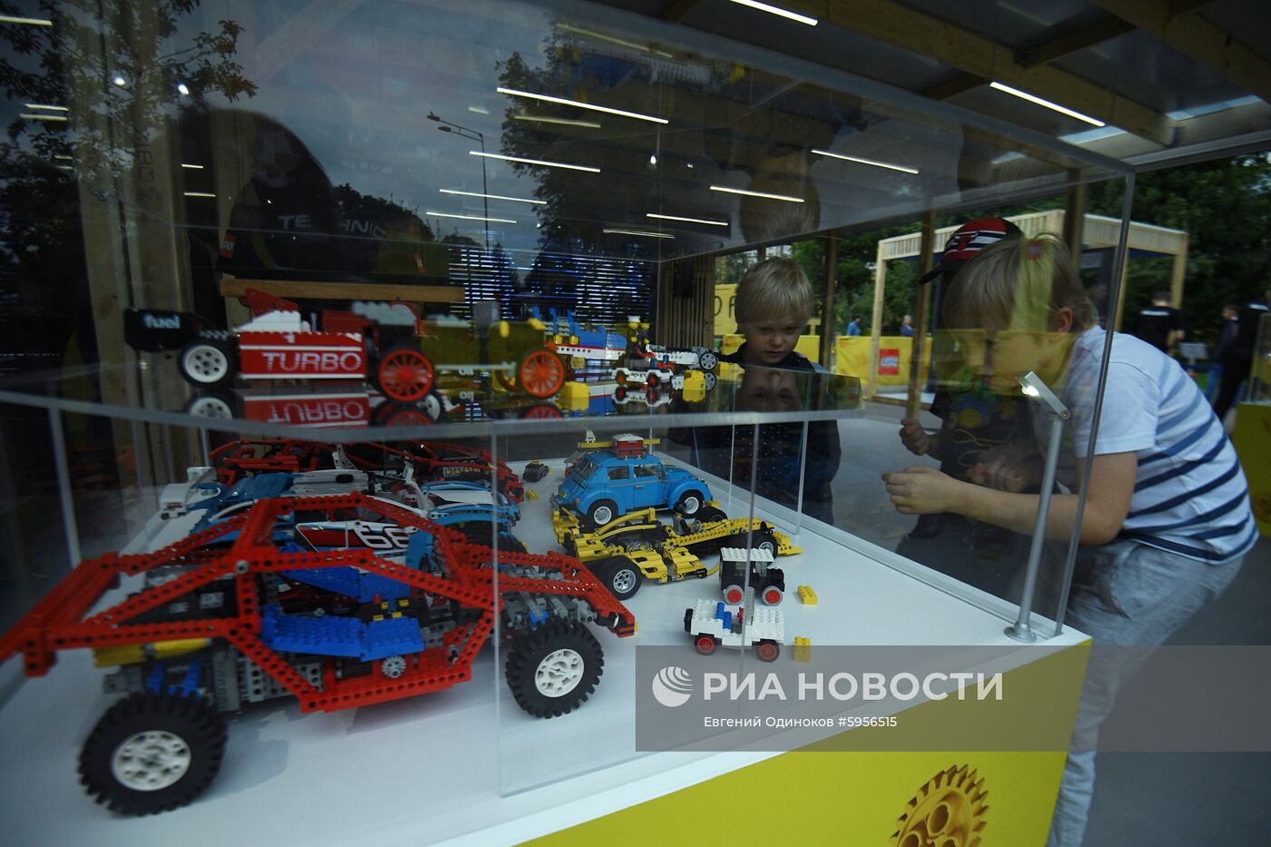 Экспозиция автомобилей LEGO в парке Горького | РИА Новости Медиабанк