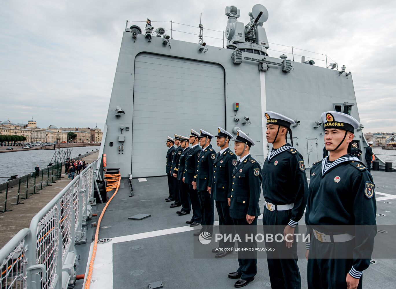 Встреча ракетного миноносца "Сиань" в Санкт-Петербурге