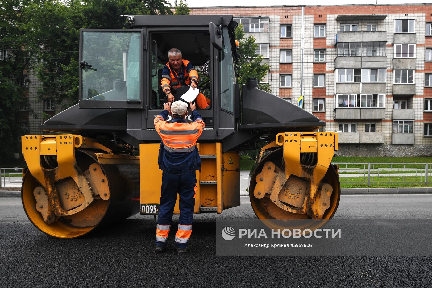 Работы по укладке асфальта на дорогах в Новосибирской области