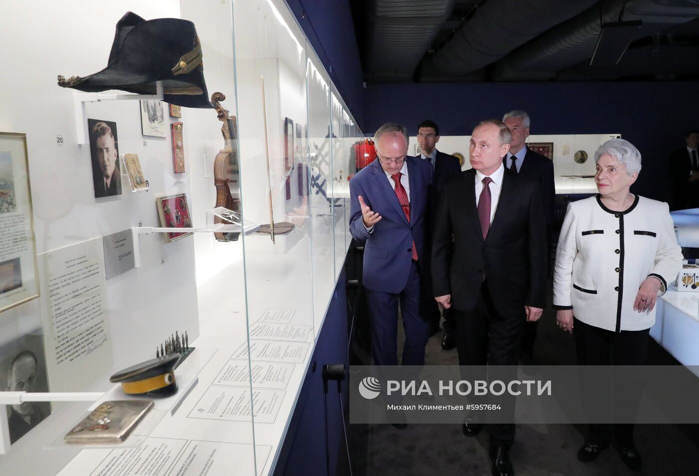 Президент РФ В. Путин посетил Дом русского зарубежья в Москве