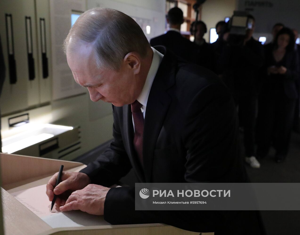 Президент РФ В. Путин посетил Дом русского зарубежья в Москве