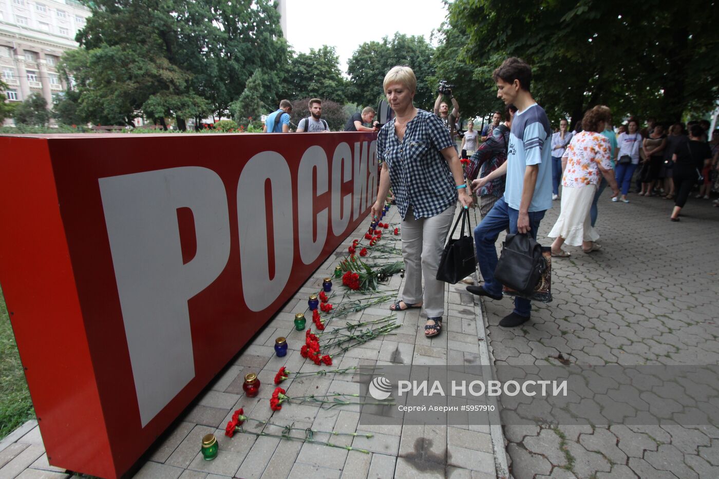 Возложение цветов в Донецке в память о погибших в туркомплексе "Холдоми" детях