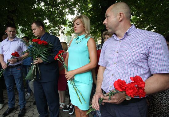 Возложение цветов в Донецке в память о погибших в туркомплексе "Холдоми" детях