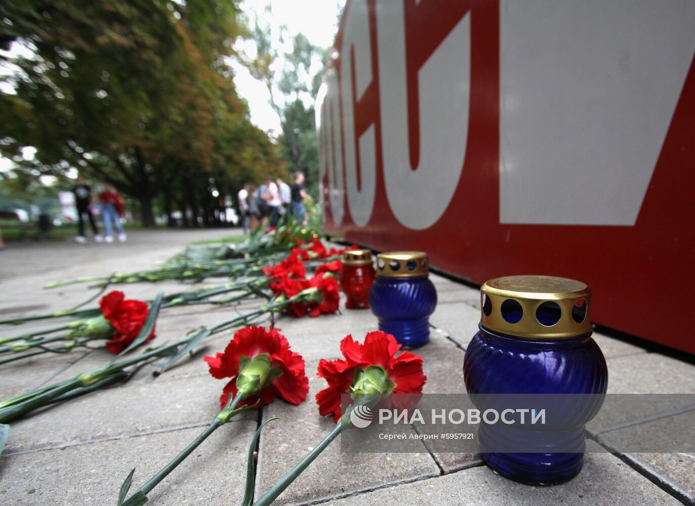 Возложение цветов в Донецке в память о погибших в туркомплексе "Холдоми" детях