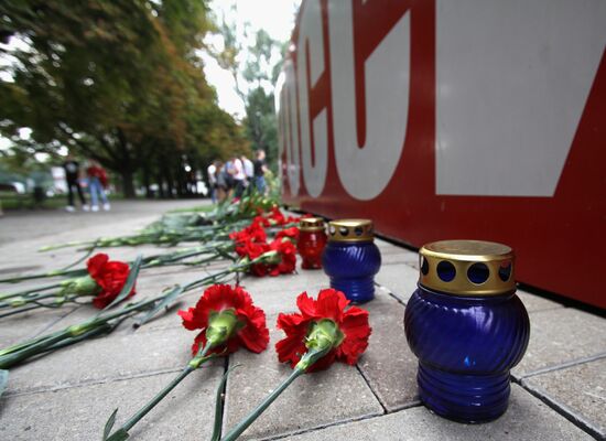 Возложение цветов в Донецке в память о погибших в туркомплексе "Холдоми" детях