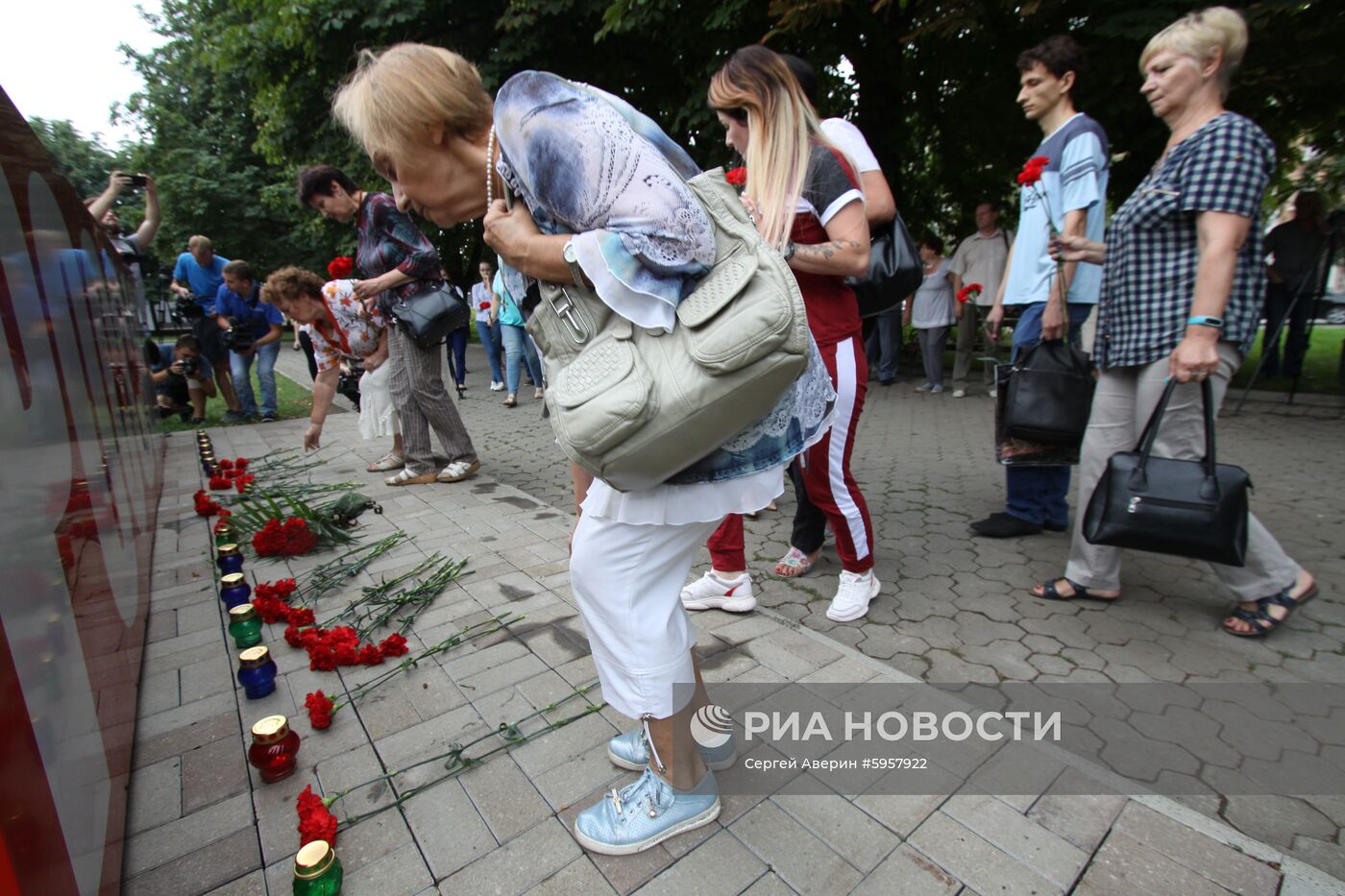 Возложение цветов в Донецке в память о погибших в туркомплексе "Холдоми" детях