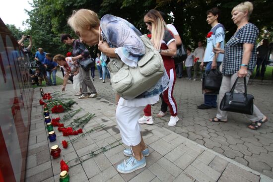 Возложение цветов в Донецке в память о погибших в туркомплексе "Холдоми" детях