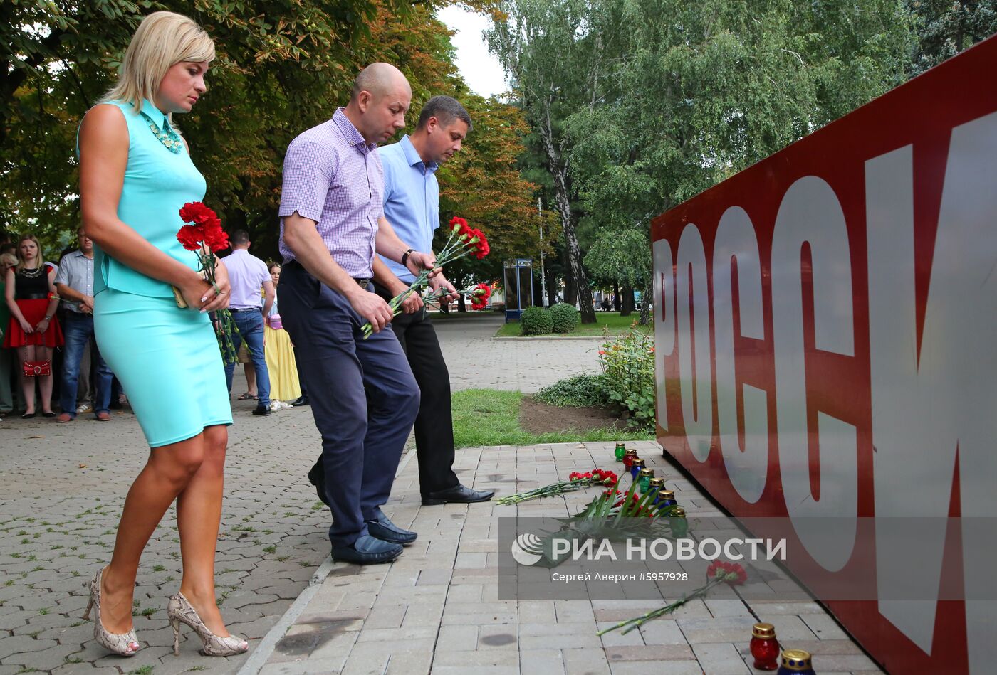 Возложение цветов в Донецке в память о погибших в туркомплексе "Холдоми" детях