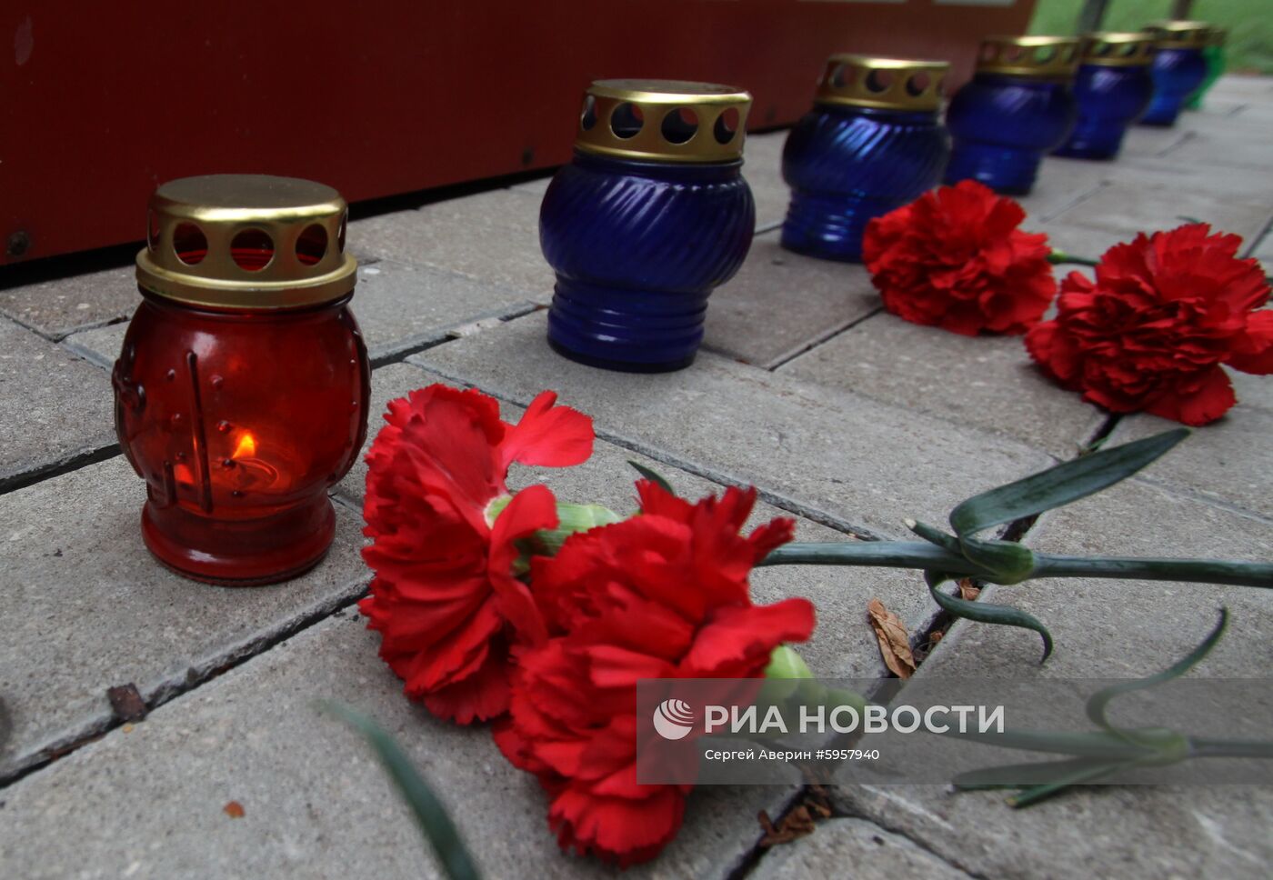 Возложение цветов в Донецке в память о погибших в туркомплексе "Холдоми" детях