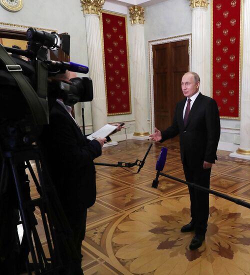 Президент РФ В. Путин выступил перед журналистами